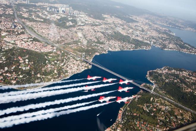 Türk Yıldızları'ndan semada gövde gösterisi! İşte nefes kesen anlardan eşsiz kareler