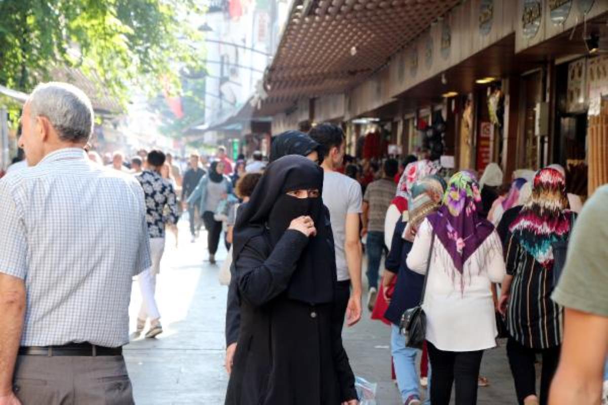 Türkiye nüfusunun yüzde 4,46'sını oluşturan Suriyeliler, en çok İstanbul'da en az ise Bayburt'ta bulunuyor