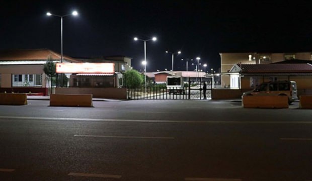 Tutuklanan zanlı cezaevi kapısından elleri kelepçeli halde kaçtı