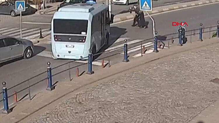 Tuzla'da minibüs şoförü yaşlı çift için yolu kesti