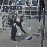 Uçağa geç kalan yolcu, havaalanını birbirine kattı!