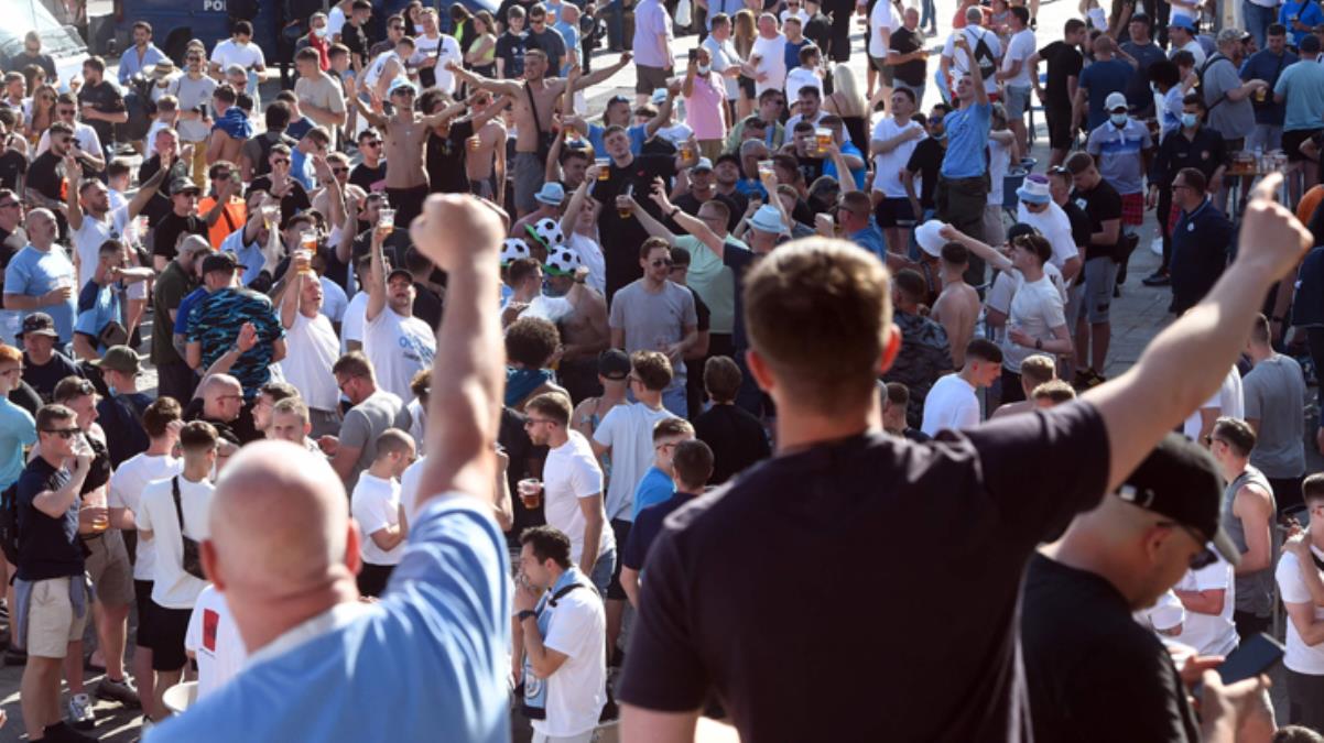 UEFA'nın kararıyla İstanbul yerine Porto'ya giden İngiliz taraftarlar delta varyantını taşıdıkları ülkeyi ateşe attı