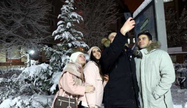 Van'da kar yağışı İranlı turistler için eğlence kaynağı oldu