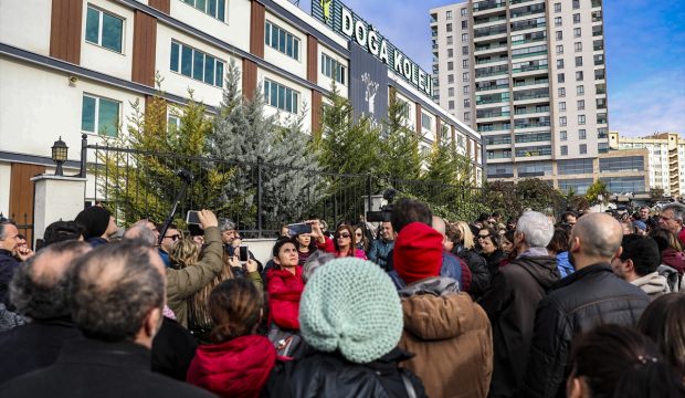 Velilerden Doğa Koleji önünde protesto