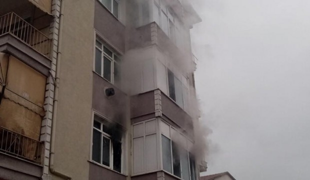 Yanan evde mahsur kalan kadını taksi şoförü kurtardı