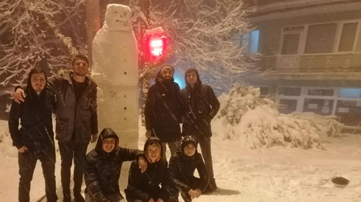 Yaptıkları 3 metrelik kardan adamın adını 'Donald Trump' koydular