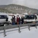 Yoğun kar zincirleme kaza getirdi: Yol trafiğe kapatıldı